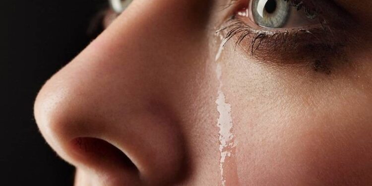 دموع العين غير الطبيعية.. الأسباب الطبية وكيفية التعامل معها