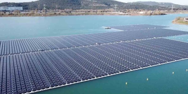 في مواجهة تحديات المناخ والمياه.. شمس المغرب تشرق من سد واد الرمل بمحطة عائمة رائدة