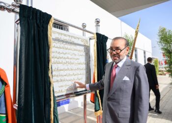 جلالة الملك يدشن و يزور مشاريع كبيرة لإعادة هيكلة و تطوير المركب المينائي للدار البيضاء.