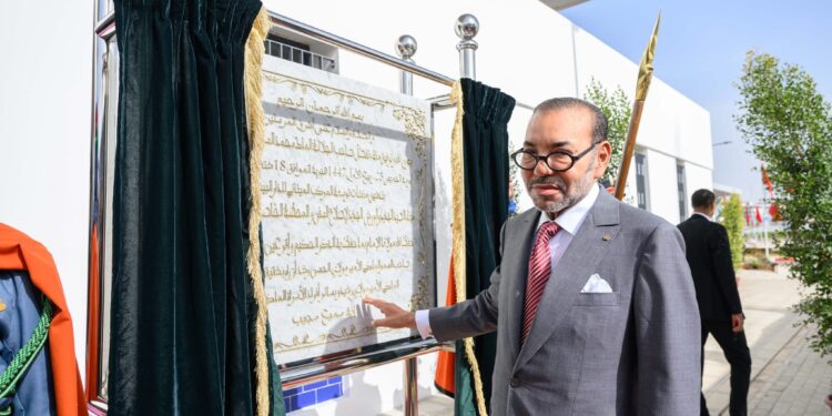 جلالة الملك يدشن و يزور مشاريع كبيرة لإعادة هيكلة و تطوير المركب المينائي للدار البيضاء.