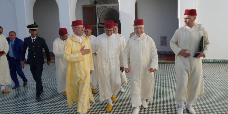 والي جهة مراكش يرافق لجنة ملكية لتوزيع هبات على الأضرحة