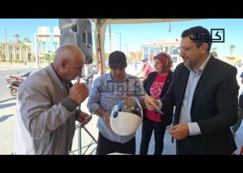 في إطار الحد من حوادث السير.. توزيع خوذات وملصقات عاكسة بالمجان على سائقي الدراجات بوجدة