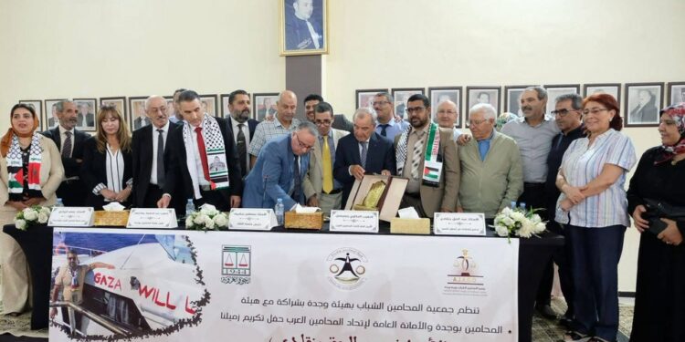 في تظاهرة حقوقية بارزة.. هيئة المحامين بوجدة تكرم الأستاذ عبد الحق بنقادي لمشاركته في أسطول كسر الحصار على غزة