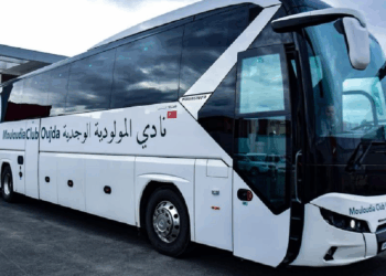 نجاة فريق مولودية وجدة من “موت محقق”.. مجهولون يستهدفون الحافلة بـ”الدليو” وشكاية بـ”محاولة القتل العمد”