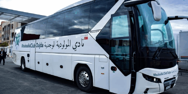 نجاة فريق مولودية وجدة من “موت محقق”.. مجهولون يستهدفون الحافلة بـ”الدليو” وشكاية بـ”محاولة القتل العمد”