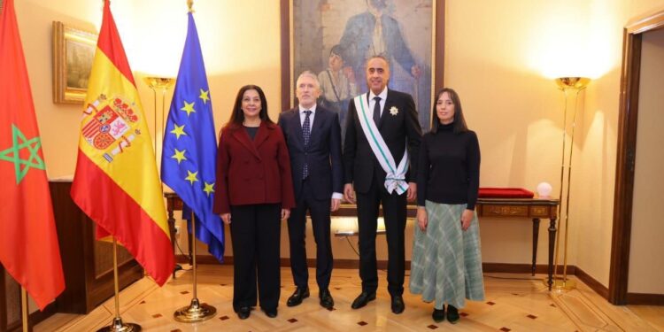 وزير الداخلية الإسباني يكرم عبد اللطيف حموشي بأرفع وسام تقديراً لجهوده الأمنية