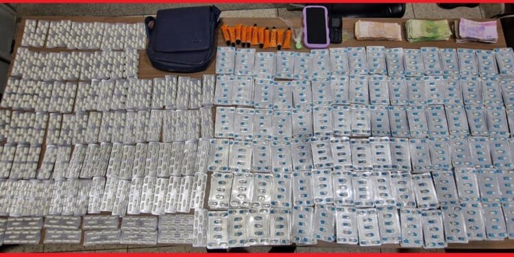 الأمن بوجدة يوقف مشتبه فيهما ويحجز 2518 قرصا مخدرا ودراجة نارية