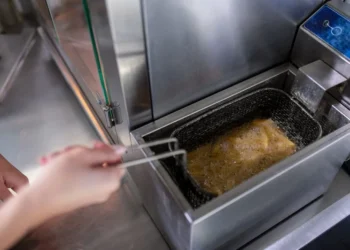 “ زيوت الموت ”.. وجبات سريعة مشبوهة  تهدد صحة طلبة جامعة محمد الأول بوجدة