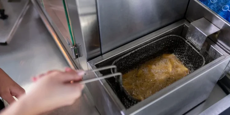 “ زيوت الموت ”.. وجبات سريعة مشبوهة  تهدد صحة طلبة جامعة محمد الأول بوجدة