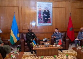 المفتش العام للقوات المسلحة الملكية يجري مباحثات مع رئيس أركان القوات البرية الرواندية