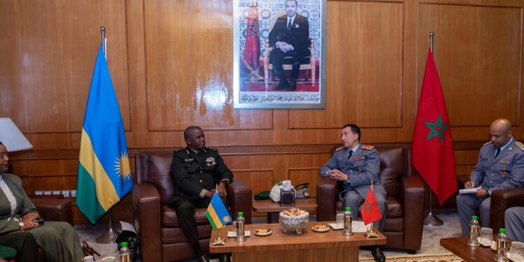 المفتش العام للقوات المسلحة الملكية يجري مباحثات مع رئيس أركان القوات البرية الرواندية
