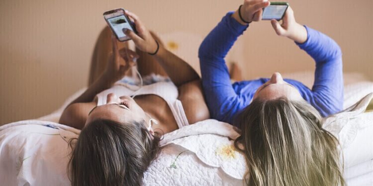 إدمان تيك توك وإنستغرام يقتل تركيزك ويضعف دماغك!