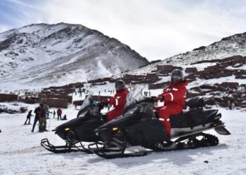 الدرك الملكي بميدلت يسخر دراجات ثلجية لإغاثة العالقين بأعالي الجبال