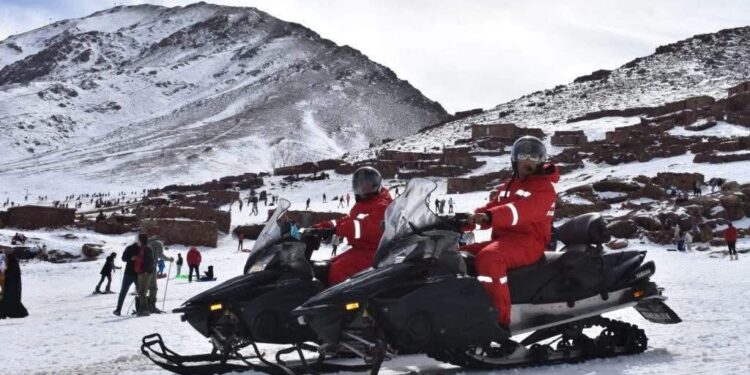 الدرك الملكي بميدلت يسخر دراجات ثلجية لإغاثة العالقين بأعالي الجبال