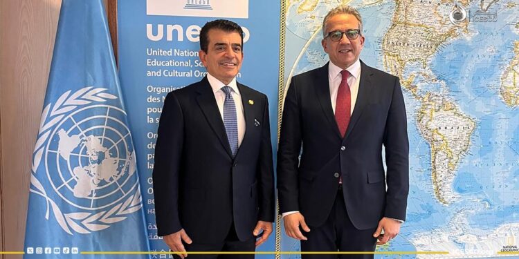 لقاء رفيع في باريس بين مديري الإيسيسكو واليونسكو لتعزيز التعاون المؤسسي