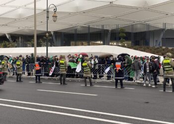 جماهير الجزائر تنتفض أمام فندق المنتخب بالرباط: أين التذاكر يا صادي؟
