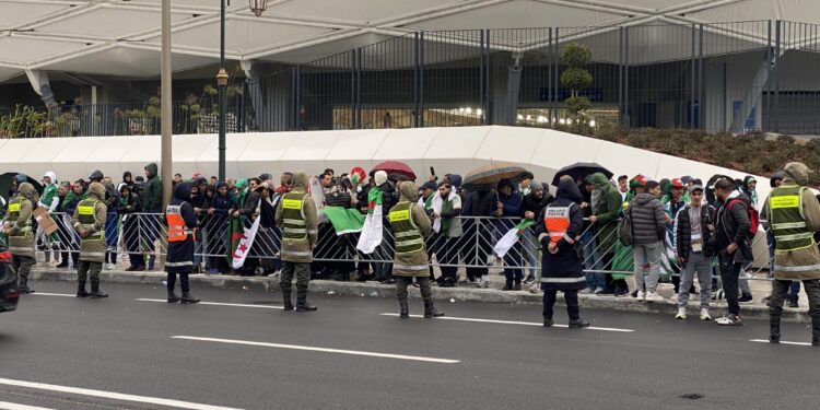 جماهير الجزائر تنتفض أمام فندق المنتخب بالرباط: أين التذاكر يا صادي؟
