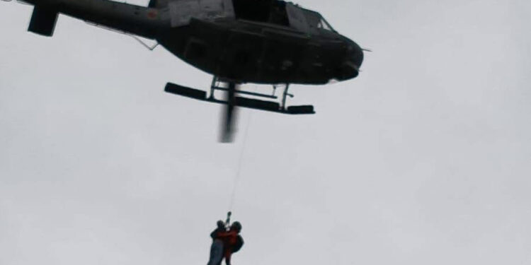 طائرة مروحية تابعة للبحرية الملكية تنفذ إجلاءً طبياً ضمن عمليتين إنسانيتين