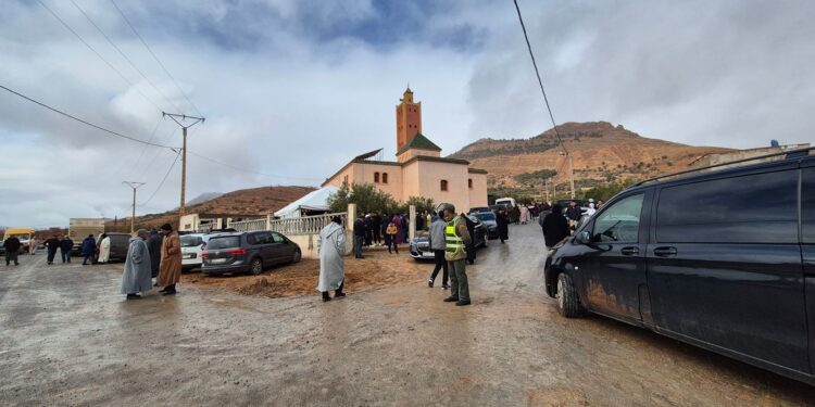 رئيس الوداد يؤازر حكيم زياش في جنازة شقيقه بضواحي بركان