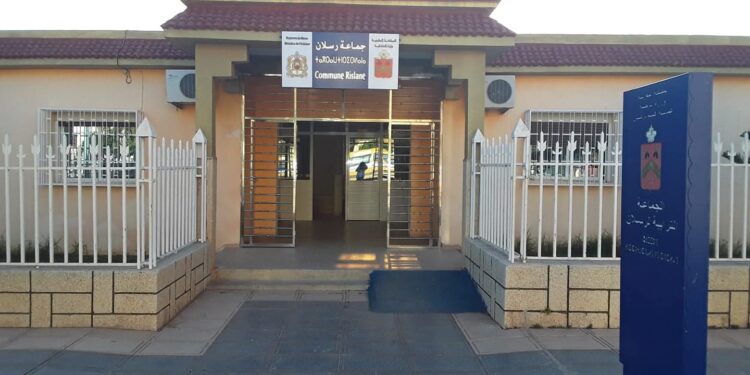 حق الرد.. رئيس جماعة رسلان ببركان يوضح حقيقة وضعية المسالك الطرقية ومهام “الجرافة”