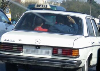 بين وجدة والناظور.. “مقاتلات” قديمة تحشر 7 أشخاص وتضع المسافرين في “قفص الإحراج” لساعتين من الزمن