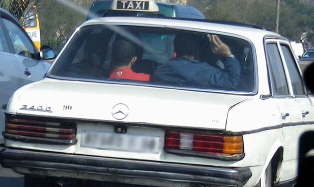 بين وجدة والناظور.. “مقاتلات” قديمة تحشر 7 أشخاص وتضع المسافرين في “قفص الإحراج” لساعتين من الزمن