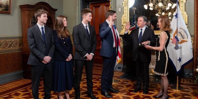 السفير الأمريكي الجديد لدى المغرب يؤدي القسم أمام نائب رئيس الولايات المتحدة جي دي فانس