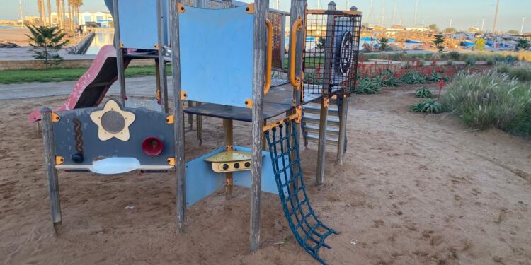 خاص/بالصور.. إهمال في قلب مارينا السعيدية يحوّل ألعاب الأطفال إلى ‘قنابل’ من الصدأ!