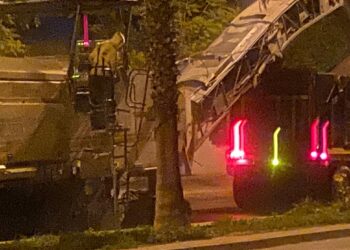 أشغال تزفيت الطرقات ليلاً تُفجر غضب الساكنة بوجدة.. ومطالب بالتدخل لرفع الضرر