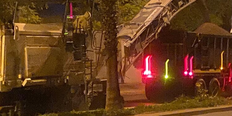 أشغال تزفيت الطرقات ليلاً تُفجر غضب الساكنة بوجدة.. ومطالب بالتدخل لرفع الضرر