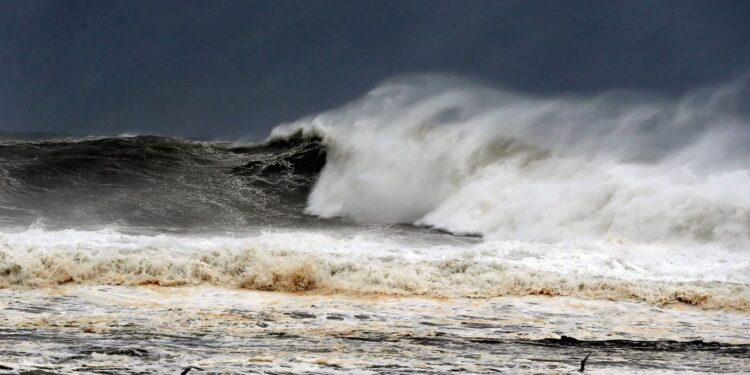 بحر قوي الهيجان مع أمواج عاتية بالسواحل الأطلسية والمتوسطية ابتداء من غد الأربعاء (بلاغ)