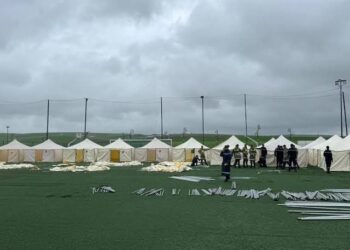 السلطات تنصب مخيماً لإيواء المتضررين من الفيضانات بالعرائش والقصر الكبير