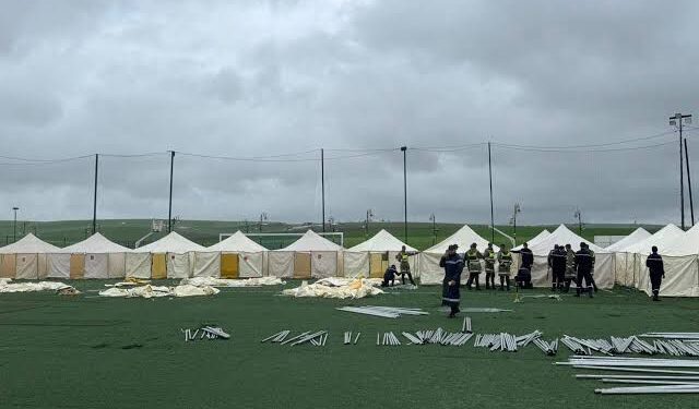 السلطات تنصب مخيماً لإيواء المتضررين من الفيضانات بالعرائش والقصر الكبير