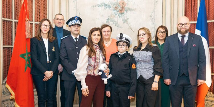 مصاب بمرض نادر.. استقبال الطفل نزار بطل الصمود اليومي بسفارة المغرب بباريس