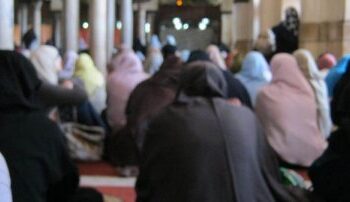 بين البيت والمسجد.. أين تصلي المرأة التراويح في رمضان؟