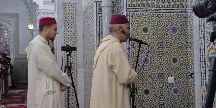 المقرئ العيون الكوشي يبهر الآلاف بمسجد محمد السادس بوجدة بحضور والي جهة الشرق