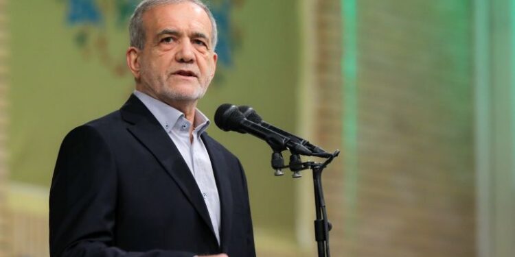 الرئيس الإيراني يعتذر لدول الجوار ويتعهد بعدم استهدافها مجدداً