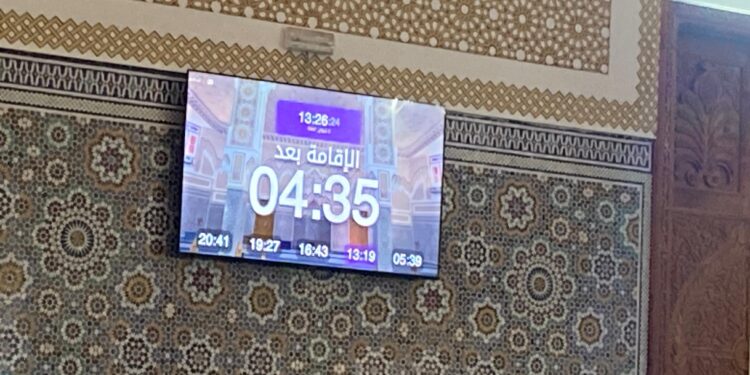 شاشات في المساجد.. بين تسهيل العبادة والحفاظ على الخشوع