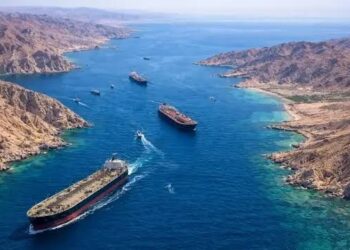 ترامب يتوعد بإغراق السفن الإيرانية ويكشف عن تحالف دولي لتأمين مضيق هرمز