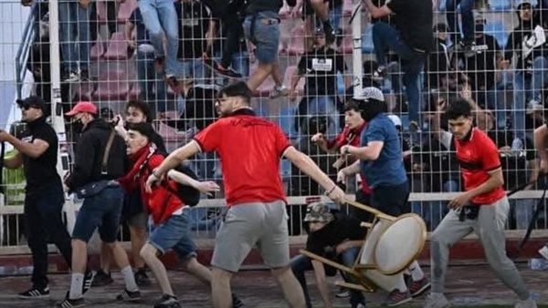 “الكاف” يتخذ قرارًا حاسمًا بشأن شغب مباراة أولمبيك آسفي واتحاد العاصمة