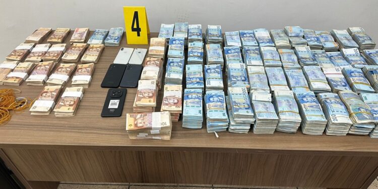 عملية نوعية بوجدة.. حجز 700 كلغ من الشيرا و25 طائرة مسيرة وملايين الدراهم