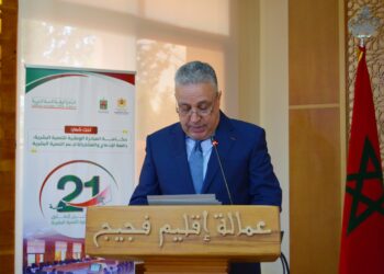 عامل إقليم فجيج يشرف على توزيع حافلات اجتماعية ونظارات طبية ودعم مالي لـ60 مشروعاً للشباب