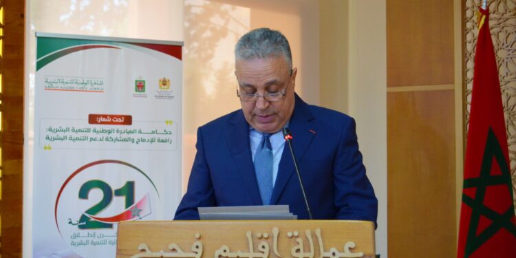 عامل إقليم فجيج يشرف على توزيع حافلات اجتماعية ونظارات طبية ودعم مالي لـ60 مشروعاً للشباب