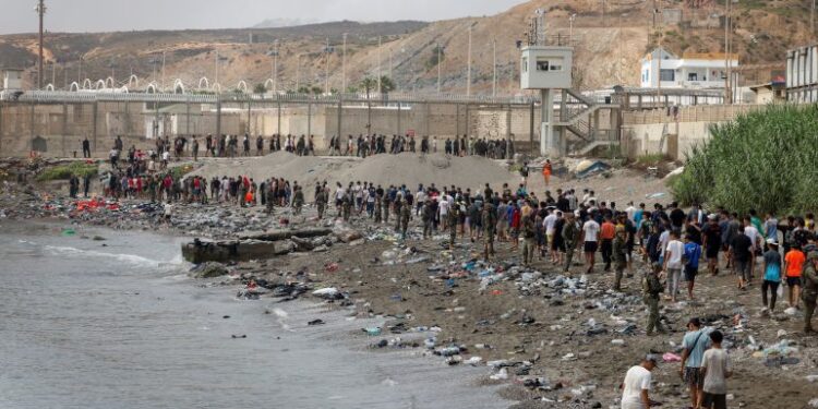 أزمة الهجرة في سبتة تصل إلى الواجهة.. مطالب لإسبانيا بحماية المهاجرين