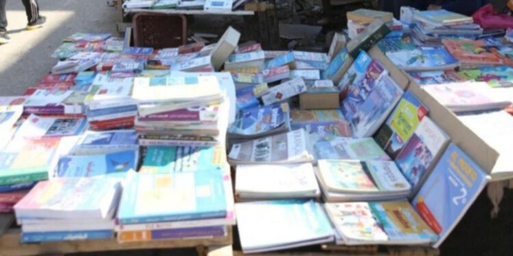 كتب مستعملة وميزانية محدودة.. حين يصبح الماضي حلاً للحاضر