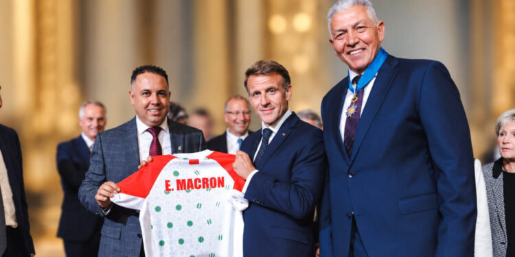 في حفل تكريم عبد اللطيف بنعزي.. هشام أوباجا يهدي ماكرون قميص المنتخب المغربي