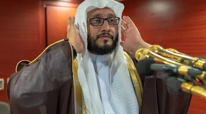 رحيل مؤذن المسجد الحرام إبراهيم بن عادل مدني عن 51 عامًا